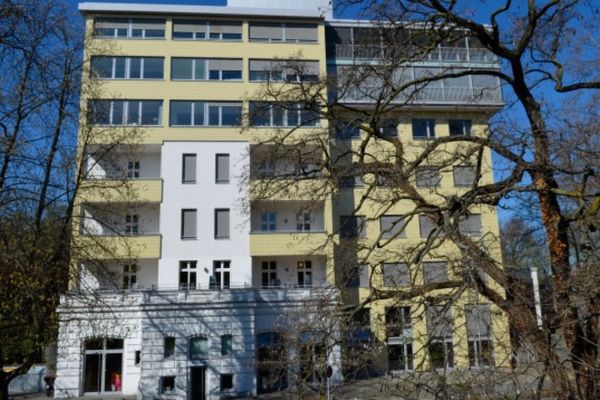 nonfictionplanet-die-gelbe-villa-02